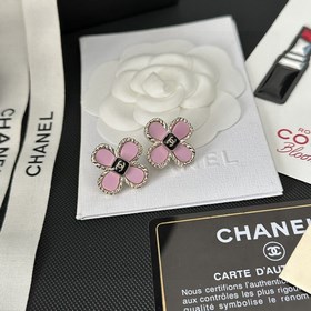 Chanel подержанные серьги с двойным C. Модели Chanel не нуждаются
