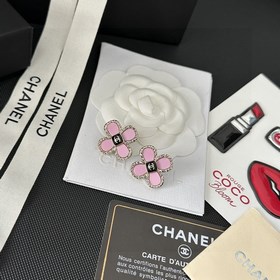 Chanel подержанные серьги с двойным C. Модели Chanel не нуждаются