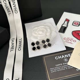 Chanel подержанные серьги с двойным C. Модели Chanel не нуждаются