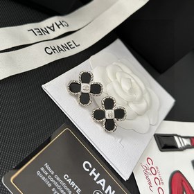 Chanel подержанные серьги с двойным C. Модели Chanel не нуждаются