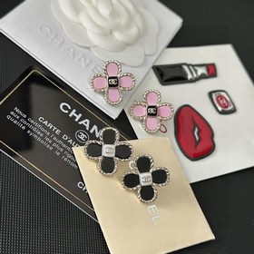 Chanel подержанные серьги с двойным C. Модели Chanel не нуждаются