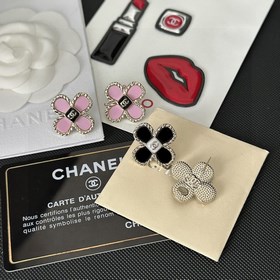 Chanel подержанные серьги с двойным C. Модели Chanel не нуждаются