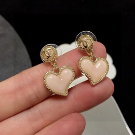 CHANEl, последние новинкиз бутика, синхронно поступили в продажу.