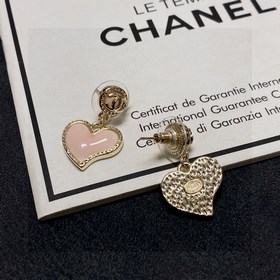 CHANEl, последние новинкиз бутика, синхронно поступили в продажу.