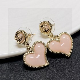 CHANEl, последние новинкиз бутика, синхронно поступили в продажу.