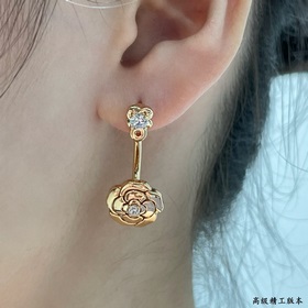 Материал V-Gold 8690180 Серьги Chanel с камелиямиз золота. Какая 