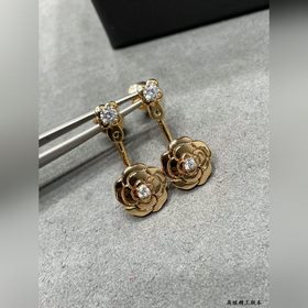 Материал V-Gold 8690180 Серьги Chanel с камелиямиз золота. Какая 