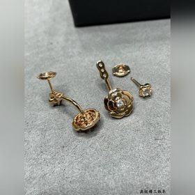 Материал V-Gold 8690180 Серьги Chanel с камелиямиз золота. Какая 