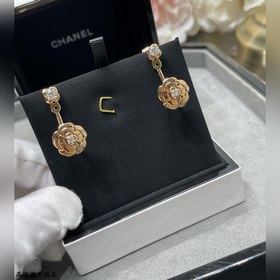 Материал V-Gold 8690180 Серьги Chanel с камелиямиз золота. Какая 