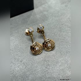 Материал V-Gold 8690180 Серьги Chanel с камелиямиз золота. Какая 