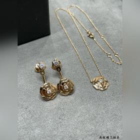 Материал V-Gold 8690180 Серьги Chanel с камелиямиз золота. Какая 