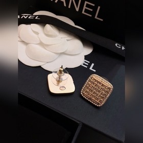 Chanel CHANEL Оригинальные новые изделия Маленькие серьги-гвозд