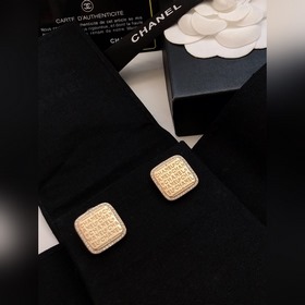 Chanel CHANEL Оригинальные новые изделия Маленькие серьги-гвозд