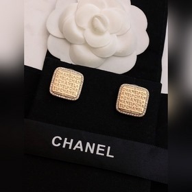 Chanel CHANEL Оригинальные новые изделия Маленькие серьги-гвозд