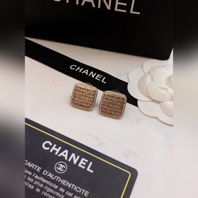 Chanel CHANEL Оригинальные новые изделия Маленькие серьги-гвозд