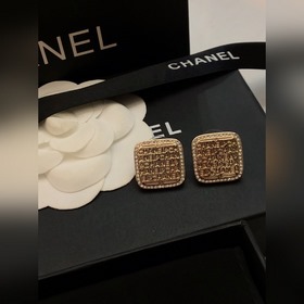 Chanel CHANEL Оригинальные новые изделия Маленькие серьги-гвозд
