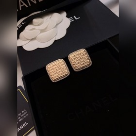 Chanel CHANEL Оригинальные новые изделия Маленькие серьги-гвозд