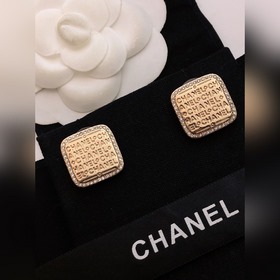 Chanel CHANEL Оригинальные новые изделия Маленькие серьги-гвозд