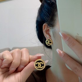 Chanel двойные C черные серьги. Эти серьги можно носить с любой о