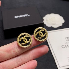 Chanel двойные C черные серьги. Эти серьги можно носить с любой о