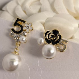Мне очень нравится этот дизайн от Chanel. Серьги-гвоздики с бутон