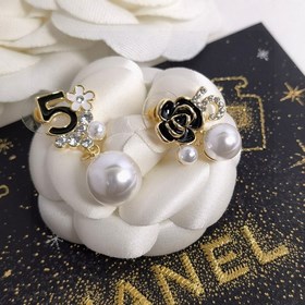 Мне очень нравится этот дизайн от Chanel. Серьги-гвоздики с бутон