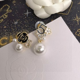 Мне очень нравится этот дизайн от Chanel. Серьги-гвоздики с бутон