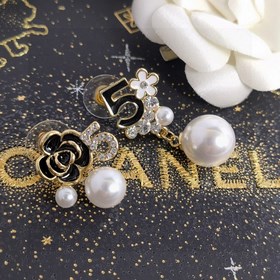 Мне очень нравится этот дизайн от Chanel. Серьги-гвоздики с бутон