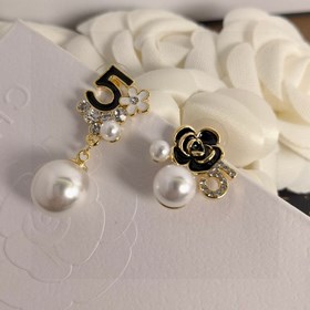 Мне очень нравится этот дизайн от Chanel. Серьги-гвоздики с бутон