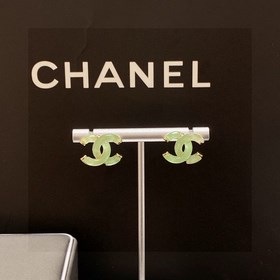 Серьги Chanel светло-зеленого цвета, прозрачные и кристально чист
