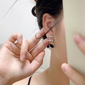 Новые серьги Chanel с бриллиантами в стиле «маленький Chanel» дос