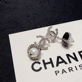 Новые серьги Chanel с бриллиантами в стиле «маленький Chanel» дос