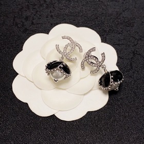 Новые серьги Chanel с бриллиантами в стиле «маленький Chanel» дос