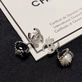 Новые серьги Chanel с бриллиантами в стиле «маленький Chanel» дос