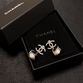 Новые серьги Chanel с бриллиантами в стиле «маленький Chanel» дос