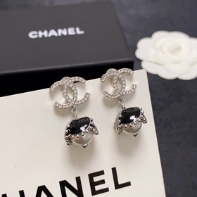 Новые серьги Chanel с бриллиантами в стиле «маленький Chanel» дос