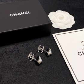 Новые серьги Chanel с бриллиантами в стиле «маленький Chanel» дос