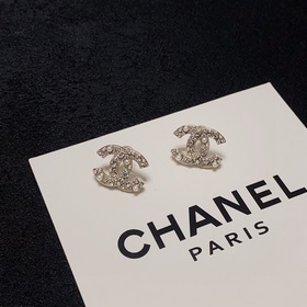Рекомендация от Xiaohongshu： новые серьги-гвоздики Chanel с брилл