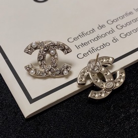Рекомендация от Xiaohongshu： новые серьги-гвоздики Chanel с брилл