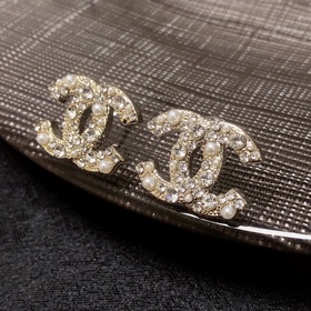 Рекомендация от Xiaohongshu： новые серьги-гвоздики Chanel с брилл
