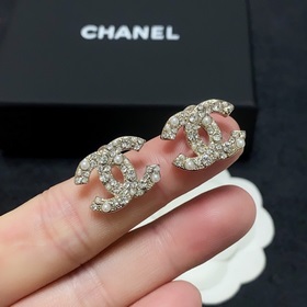 Рекомендация от Xiaohongshu： новые серьги-гвоздики Chanel с брилл