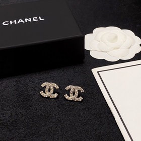 Рекомендация от Xiaohongshu： новые серьги-гвоздики Chanel с брилл