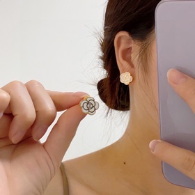 Chanel Черно-белые серьги-гвоздики с камелией и двойным логотипом