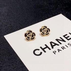 Chanel Черно-белые серьги-гвоздики с камелией и двойным логотипом