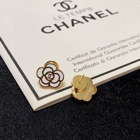 Chanel Черно-белые серьги-гвоздики с камелией и двойным логотипом