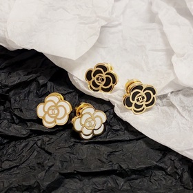 Chanel Черно-белые серьги-гвоздики с камелией и двойным логотипом