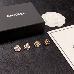 Chanel Черно-белые серьги-гвоздики с камелией и двойным логотипом