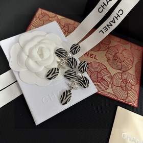Chanel подержанные серьги с двойным C. Модели Chanel не нуждаются