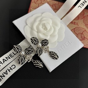 Chanel подержанные серьги с двойным C. Модели Chanel не нуждаются
