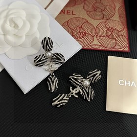 Chanel подержанные серьги с двойным C. Модели Chanel не нуждаются